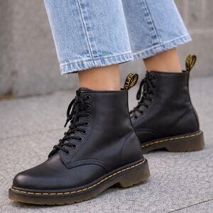 Dr. Martens 1460 Smooth Leather Boots | Women’s US 7/ Men’s US 6 | Black